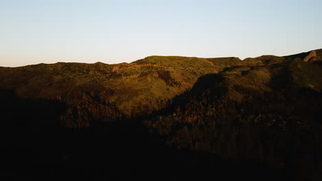 Malerischer-Sonnenuntergang-über-Den-Bergen-In-Madeira,-Portugal---Luftaufnahme