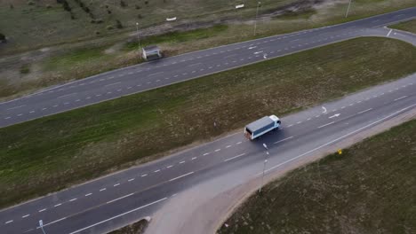 Conducción-De-Camiones-Aislados-Desde-La-Carretera-Rural-Hasta-La-Ruta-Principal,-Mar-De-Las-Pampas-En-Argentina