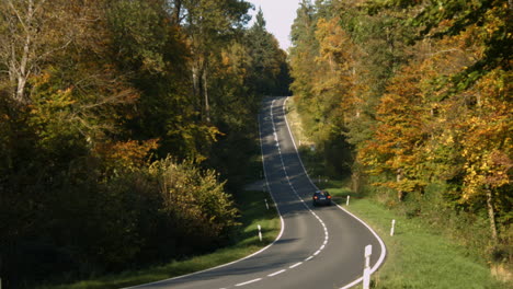 Fahrzeuge-Auf-Der-Straße-Im-Herbst