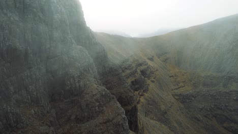 Nahaufnahme-Der-Hohen-Berge-In-Zeitlupe-In-Einem-Nebligen-Klima-Bei-Bein-Eighe-Vor-Natürlichem-Hintergrund