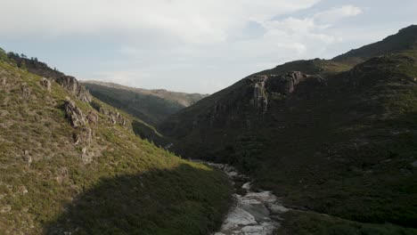 Vista-Panorámica-Aérea-Del-Paisaje-De-Montañas-Verdes-En-El-Parque-Nacional-Geres