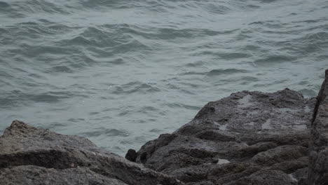 Statische-Ansicht-Der-Meeresbewegung-Hinter-Einem-Felsen