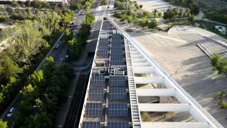 Luftaufnahme-Von-Photovoltaikmodulen-Auf-Dem-Dach-Eines-Bauwerks-Zur-Bereitstellung-Erneuerbarer-Energie---Drohnenaufnahme