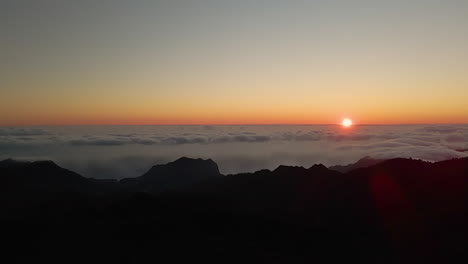 Sonnenaufgang-Mit-Nebelmeer-Auf-Der-Insel-Madeira,-Portugal---Weitschuss