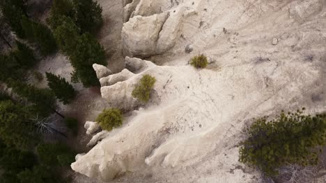 Flying-over-Hoodoos,-the-sandstone-cliffs-on-a-cloudy-morning