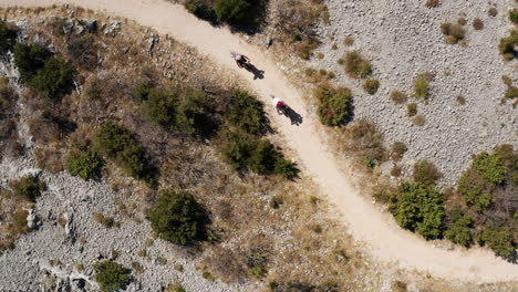 Draufsicht-Auf-Menschen,-Die-Mit-Dem-Fahrrad-Zum-Aussichtspunkt-Des-Krka-Nationalparks-In-Kroatien-Fahren