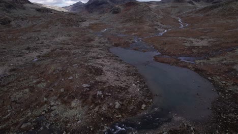 Ein-Fluss,-Der-Zu-Einem-Berg-In-Norwegen-Führt
