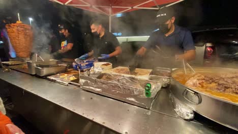Streetfood-Leute-Kochen-Mexikanische-Tacos-Al-Pastor-Fleisch