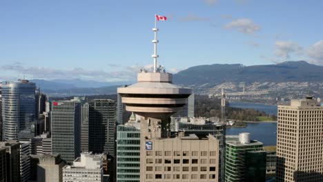 Torre-Del-Centro-Del-Puerto-De-Vancouver-Durante-El-Día---Toma-Aérea-De-Drones