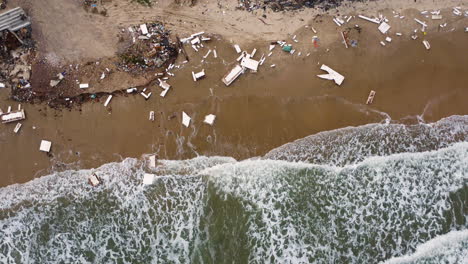 Touristischer-Strand-Von-Malibu-Vietnam-Mit-Styropor-Und-Plastik-Verseucht,-Während-Wellen-Neuen-Müll-Mit-Sich-Führen