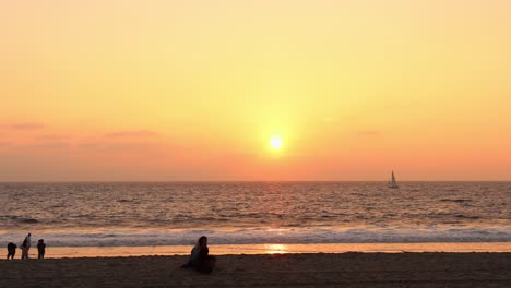 Paar,-Das-Den-Sonnenuntergang-Am-Horizont-Am-Strand-Beobachtet