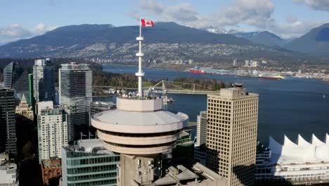 Fliegen-In-Richtung-Kanadische-Flagge-In-Vancouver-Aussichtspunkt-Im-Hafenzentrum-In-Der-Innenstadt-Von-Vancouver,-Kanada