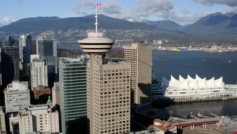 Vancouver-Lookout-Im-Hafenzentrum-In-Der-Innenstadt-Von-Vancouver,-BC-Mit-Blick-Auf-Die-North-Shore-Mountains-Und-Canada-Place-Im-Hintergrund