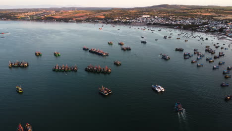 Innumerables-Barcos-De-Pescadores-Están-Cuidadosamente-Amarrados-En-Mui-Ne-Bay,-Vietnam