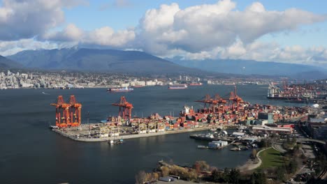 Panorama-De-La-Terminal-De-Contenedores-En-El-Puerto-De-Vancouver-En-Bc,-Canadá-Con-Las-Montañas-De-La-Costa-Norte-En-Segundo-Plano