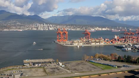 Luftaufnahme-Von-Helijet,-Hubschrauberlandeplatz-In-Der-Nähe-Des-Containerterminals-In-Der-Innenstadt-Von-Vancouver,-Kanada