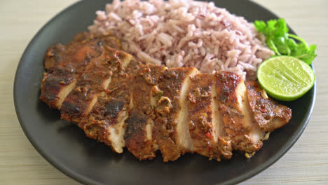 Würzig-Gegrilltes-Jamaikanisches-Jerk-Chicken-Mit-Reis---Jamaikanische-Küche