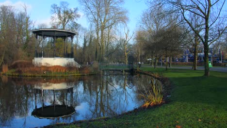 Vondelpark-En-Amsterdam,-Con-Una-Famosa-Cabaña-En-Una-Pequeña-Isla-Rodeada-Por-Un-Estanque-Durante-El-Otoño