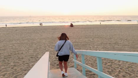 Reisevideo-Eines-Mädchens,-Das-Während-Der-Goldenen-Stunde-Am-Strand-Spazieren-Geht