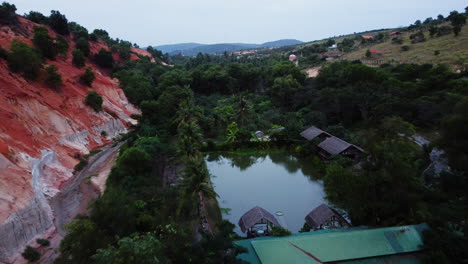Orangefarbene-Sanddünen-Und-Tropisches-Vietnamesisches-Dorfziel-Namens-Fairy-Stream,-Luftdrohnenaufnahme