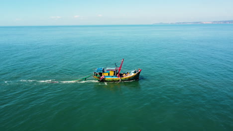Traditionelles-Vietnamesisches-Fischerboot,-Das-Ein-Netz-Im-Südchinesischen-Meer-Zieht