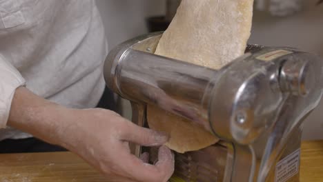 Passing-lasagna-dough-through-the-thinning-machine