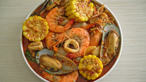 spicy-barbecue-seafood---shrimps,-sqiud,-mussel-and-corn