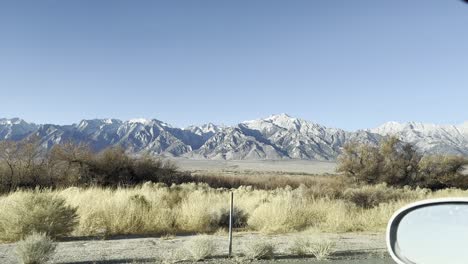Blick-Auf-Die-Berge-Der-East-Sierra-Nevada-Von-Einem-Auto-Aus,-Das-Auf-Der-Autobahn-Fährt
