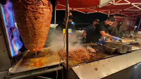 Taqueros,-Die-Tacos-Al-Pastor-Mit-Dem-Trompo-Auf-Der-Seite-Zubereiten-Fleisch-Mexikanisches-Essen