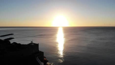 Drohnenblick-Von-Sidmouth-Im-Südwesten-Englands-Mit-Blick-Auf-Einen-Wunderschönen-Sonnenaufgang-über-Dem-Ärmelkanal