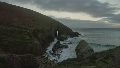 Waves-Crash-On-Rocky-Coast-Of-Nanjizal-Cove-With-Zawn-Pyg-In-Cornwall,-UK