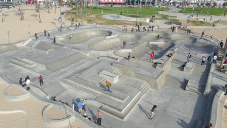 Aerial-view-of-Venice-beach-skaters-on-a-sakate-park-Los-Angeles-California
