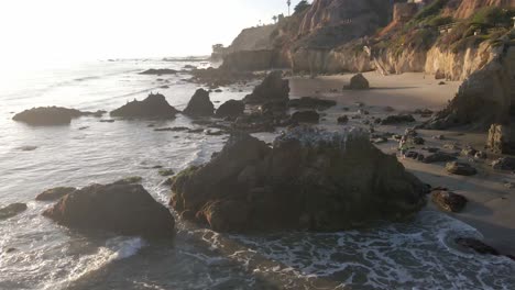 Luftaufnahme-Von-Felsen,-Wellen-Und-Menschen,-Die-Am-El-Matador-Beach-In-Malibu,-Kalifornien,-Spazieren-Gehen