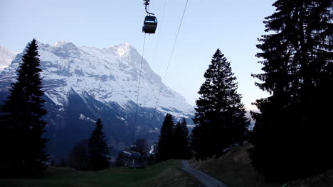 Silhouette-Von-Seilbahnen,-Die-In-Die-Schweizer-Berge-Hinauffahren