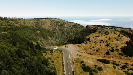 Vista-Aérea-Del-Coche-En-Una-Carretera-Escénica-En-La-Isla-De-Madeira,-Portugal---Disparo-De-Drones