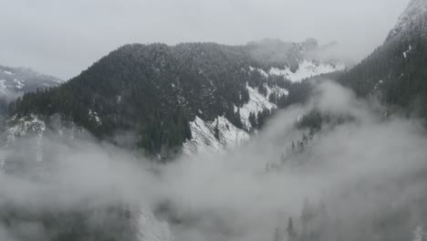 Panning-Luftaufnahme-Der-Schneebedeckten-Bergkette