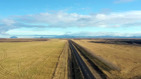 Luftrückzugsauto,-Das-Endlose-Panoramastraße-Auf-Isländischer-Landschaftslandschaft-Fährt