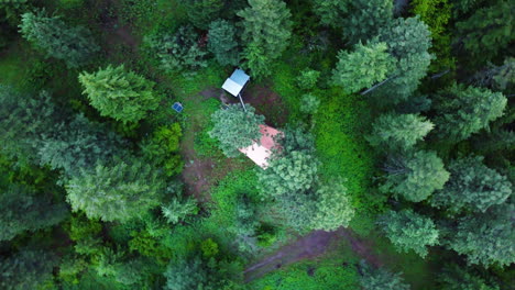 Luftdrohnenansicht-Der-Drohne,-Die-über-Den-Wald-Und-Ein-Baumhaus-Fliegt