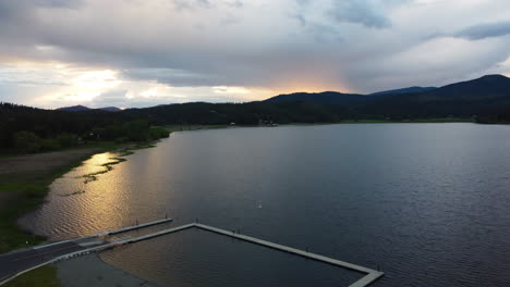 Blick-Auf-Den-Sonnenuntergang-Von-Einer-Drohne-Am-Seeufer