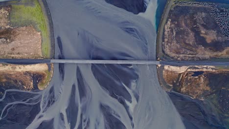 Ansicht-Von-Oben-Nach-Unten-Landschaft-Brücke-über-Black-Sand-River-Stream,-Malerisches-Island