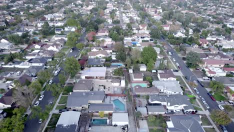 Drone-shot-of-a-typical-American-residential-neighborhood-in-Burbank,-California