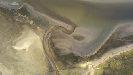 Drohnenansicht-Aus-Der-Vogelperspektive-Mit-Mustern-Aus-Wasser-Und-Sand-Auf-See-Auf-Der-Watteninsel-Texel,-Niederlande,-Aufsteigende-Umlaufbahn