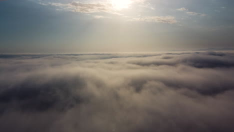 Vista-De-Drones-Sobre-La-Capa-Marina-Volando-Lentamente-Sobre-Las-Nubes