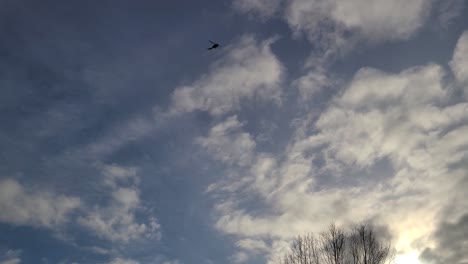 Helicóptero-Volando-En-El-Cielo-Azul-Con-Nubes