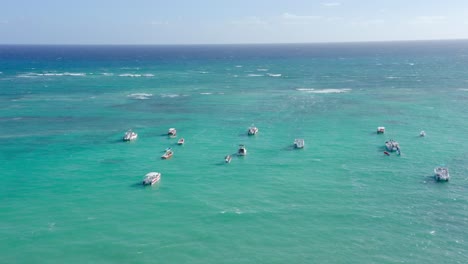 Panoramablick-Auf-Boote,-Die-Im-Türkisfarbenen-Meerwasser-Des-Strandes-Von-Los-Corales-In-Der-Dominikanischen-Republik-Festgemacht-Sind