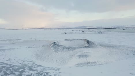 Luftüberführung-Schneebedeckter-Vulkankrater-Und-Gefrorener-Schneebedeckter-Vatn-See-Während-Eines-Schönen-Tages-In-Island
