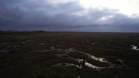 Der-Himmel-Spiegelt-Sich-Auf-Der-Oberfläche-Unzähliger-Mäander-Und-Wattflächen-Im-Slufter-Vallei-Im-Nationalpark-Texel,-Niederländische-Wattflächen-Erstrecken-Sich-Bis-Zum-Horizont