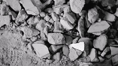Zerbrochene-Steine-Und-Felsbrocken-Auf-Einer-Baustelle-Stockvideo