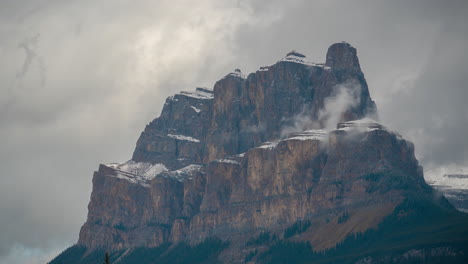 Zeitraffer,-Wolken-Und-Nebel-Bewegen-Sich-über-Felsigen-Gipfeln-Auf-Hoher-Höhe,-Banff-Nationalpark,-Kanada-In-Der-Herbstsaison
