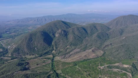 Ländliche-Und-Bergige-Landschaft-In-Las-Yayas,-Azua-In-Der-Dominikanischen-Republik